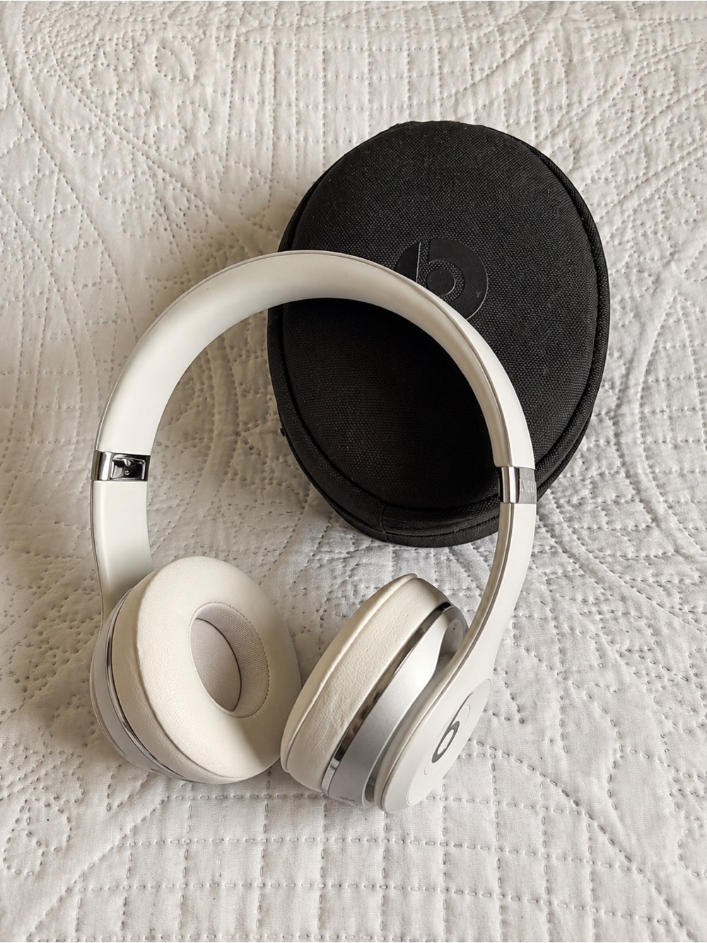 Beats Solo Wireless Headphones - White Silver with Carrying Case